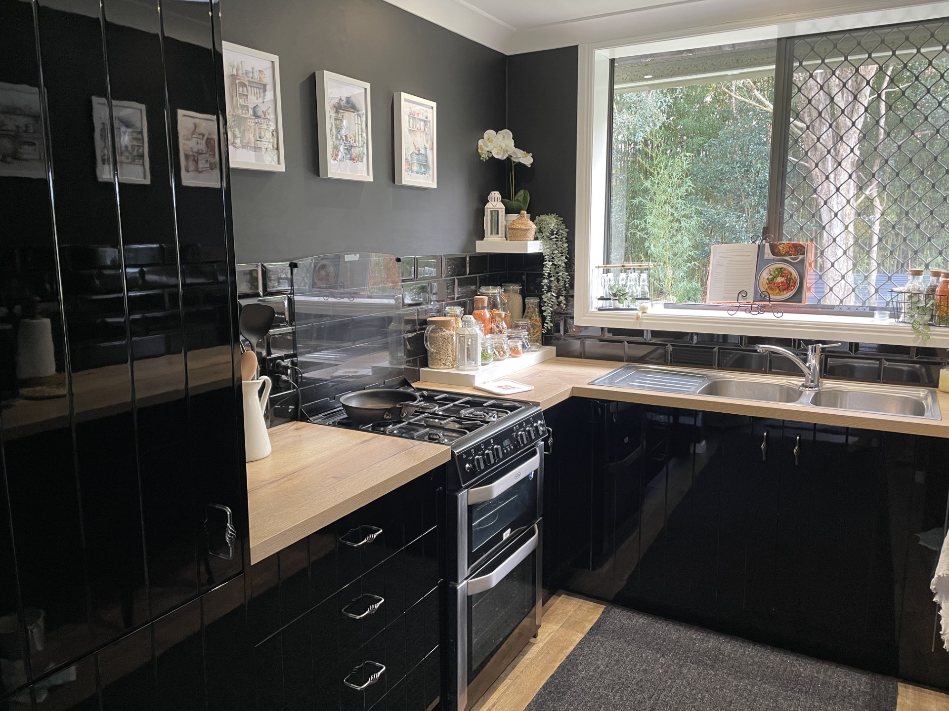 Gloss 2 pack Black with Nikpol Halifax Oak Benchtop